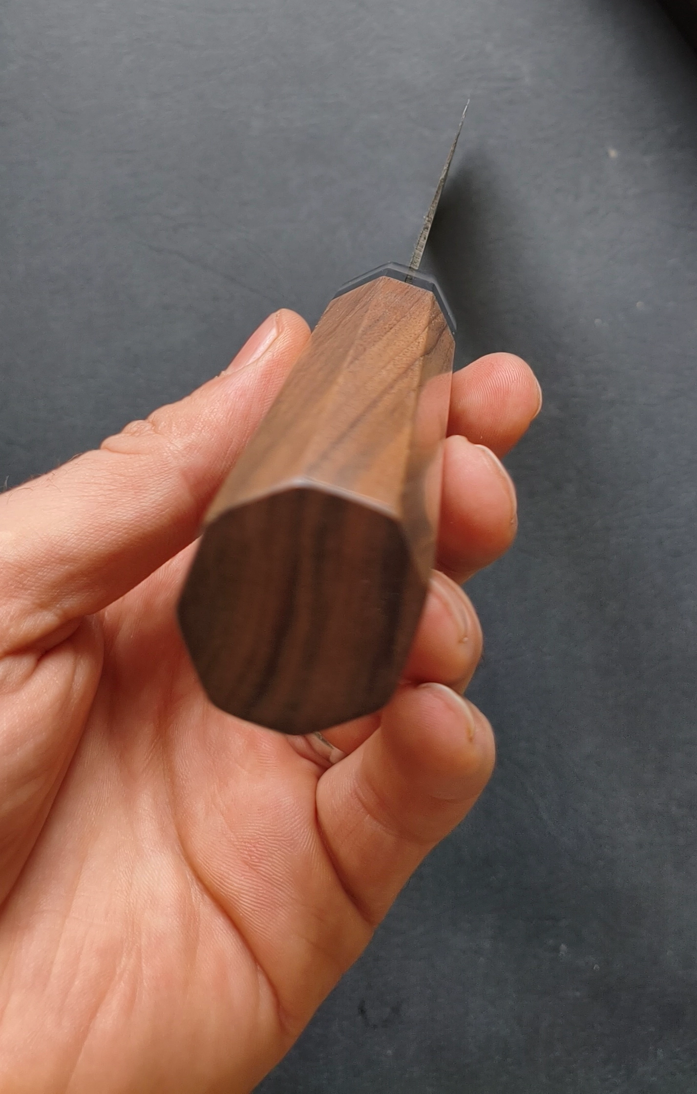 چوب گردو در دسته چاقو